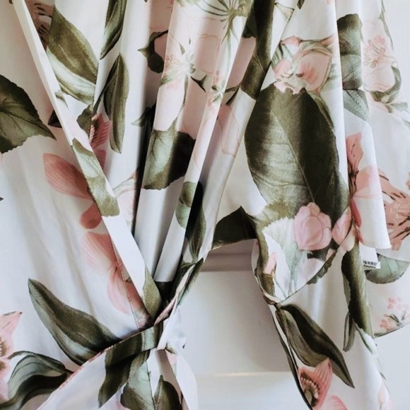 VICTORIA SECRET Watercolor Dreams Silk
Chiffon Floral Print Kimono
Robe - Picture 6 of 8